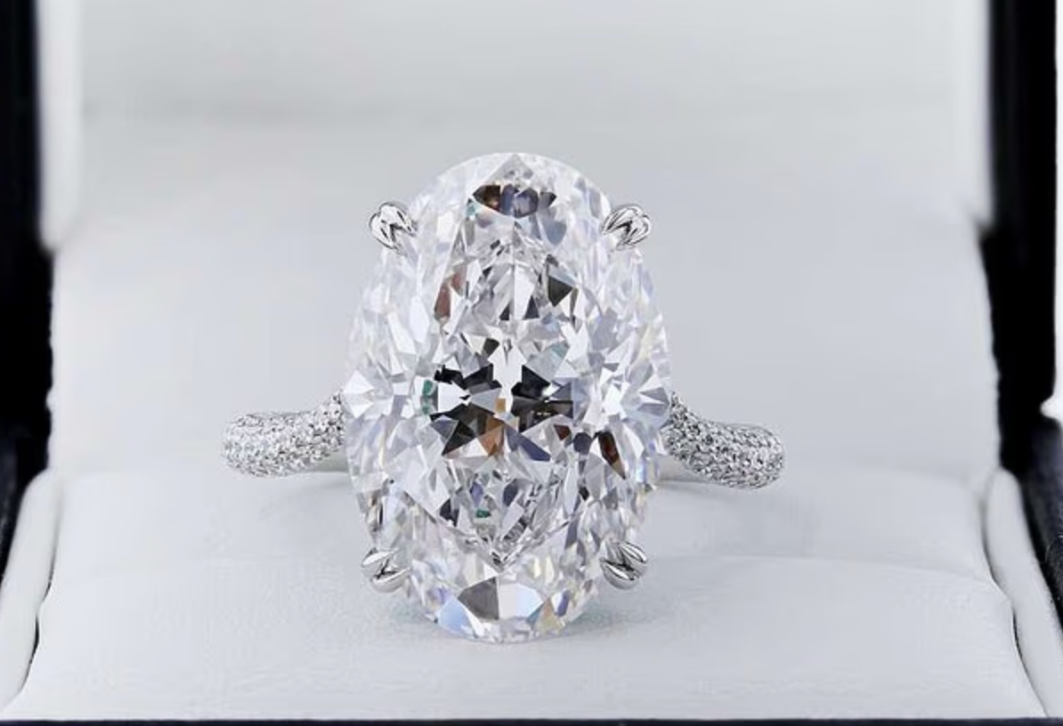 Aryna Sabalenka's engagement ring by Masina Diamonds. Oval diamond.
