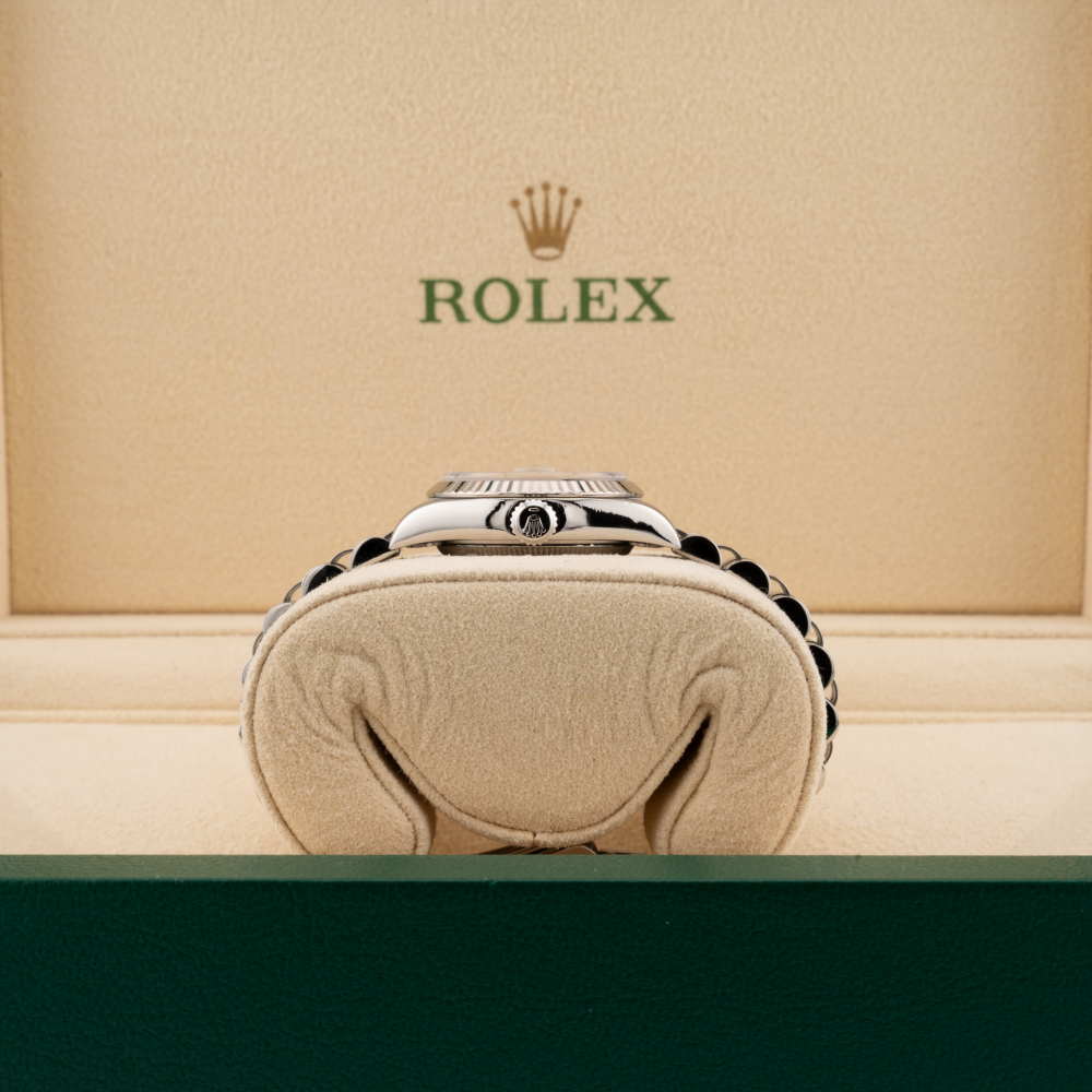 Rolex Datejust 26mm 69174 silver dial jubilee band crown