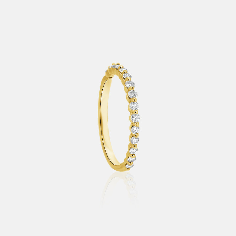 Shared prong round diamond wedding ring in yellow gold